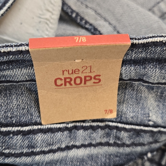 NWT Rue21 Cropped Distressed Jeans - Picture 2 of 13